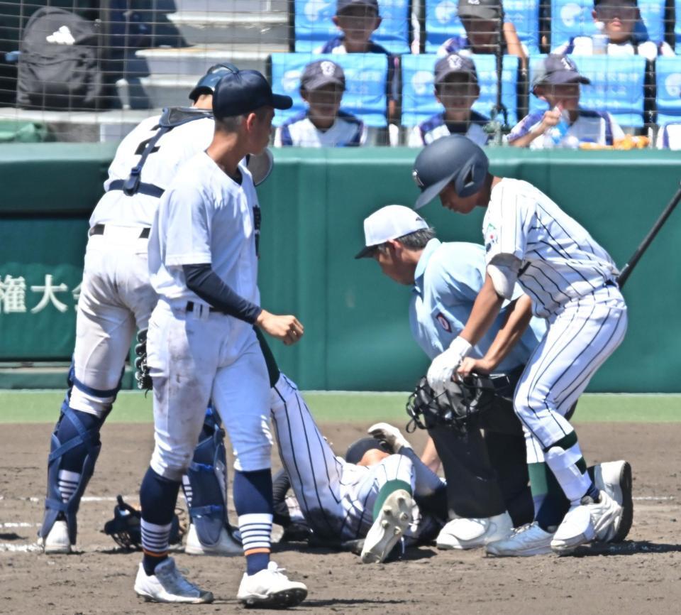 　８回、打席でのアクシデントで倒れ込む開星・小村拓矢（中央）＝撮影・西田忠信