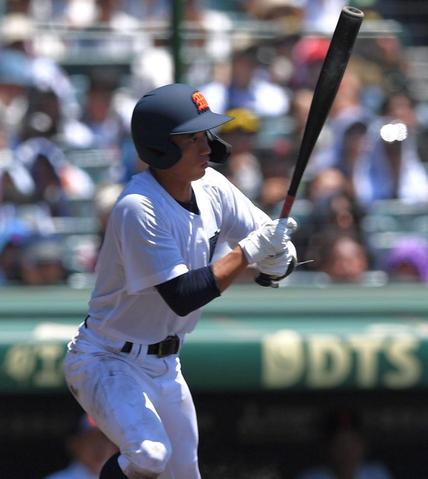 　４回、中前に同点打を放つ宮崎商・日高有希也（撮影・出月俊成）