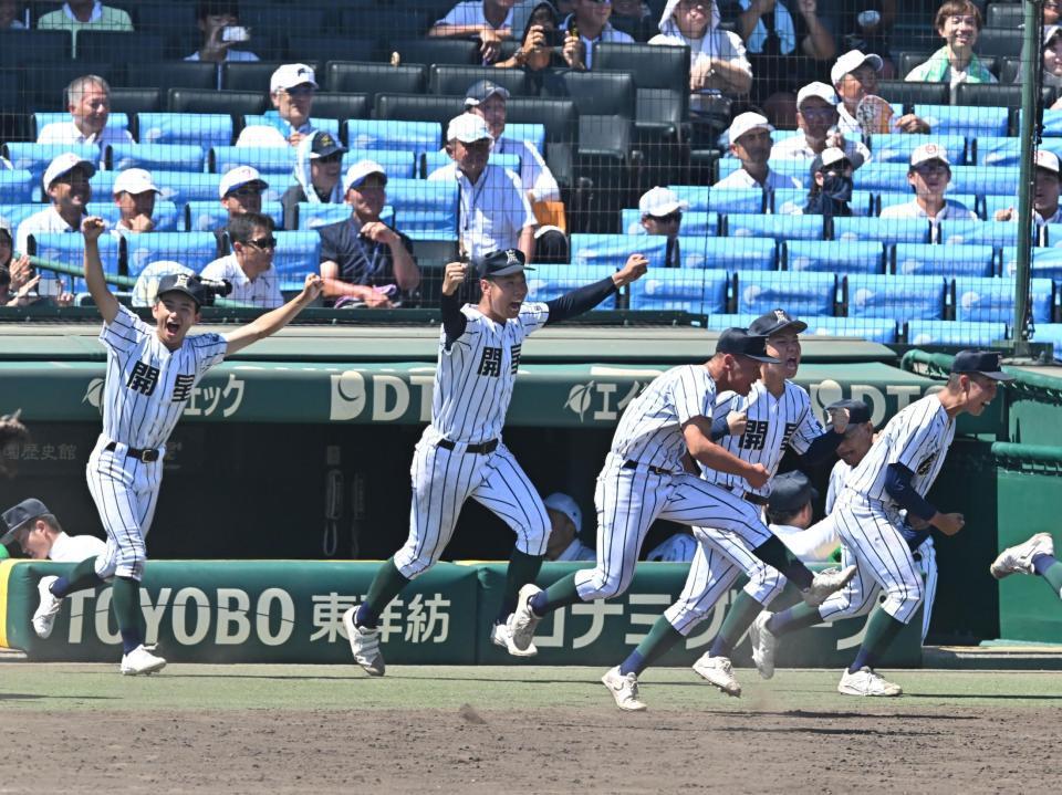 　宮崎商にサヨナラ勝利しベンチを飛び出す開星ナイン（撮影・西田忠信）