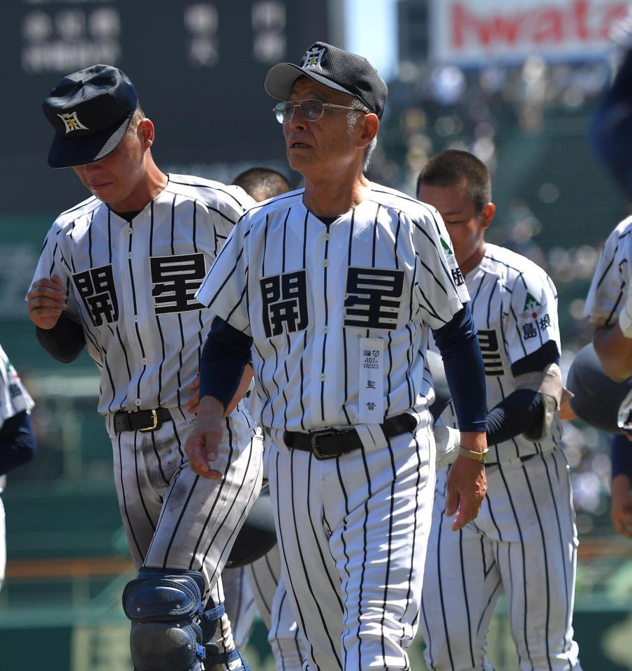 　１回戦を勝利した開星・野々村監督（撮影・出月俊成）