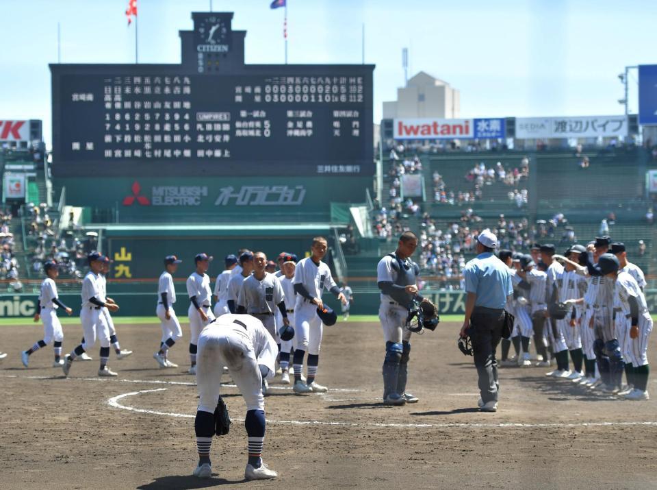 　サヨナラ負けに整列の列に加われず、うずくまる宮崎商・日高有希也（左手前）＝撮影・出月俊成