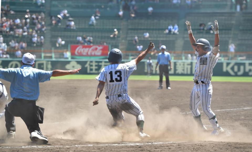 　１０回タイブレイク、前田の犠飛で開星・松尾（１３）がサヨナラの生還をする（撮影・出月俊成）