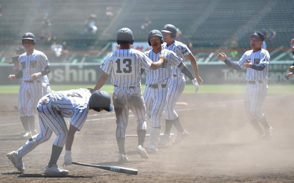 　１０回タイブレイク、サヨナラ勝ちに沸く開星ナイン（撮影・出月俊成）