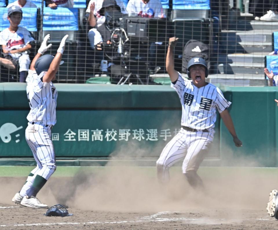 　１０回、開星・前田翔太の犠飛でサヨナラの生還を果たした開星・松尾直和（右）＝撮影・西田忠信