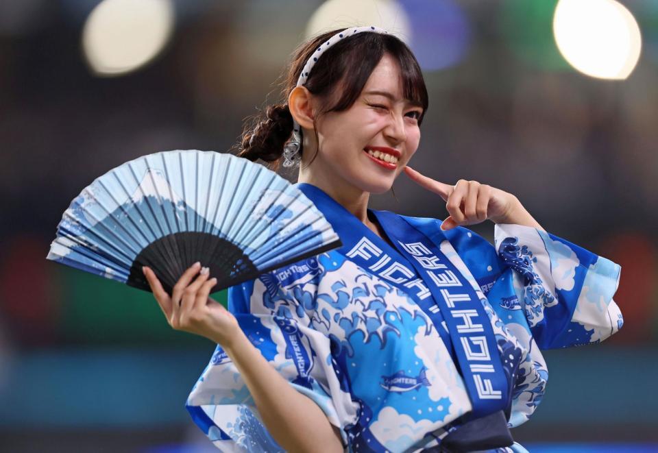 　夏祭りの法被を着てダンスを披露するファイターズガールの橋本莉々花さん（撮影・中島達哉）