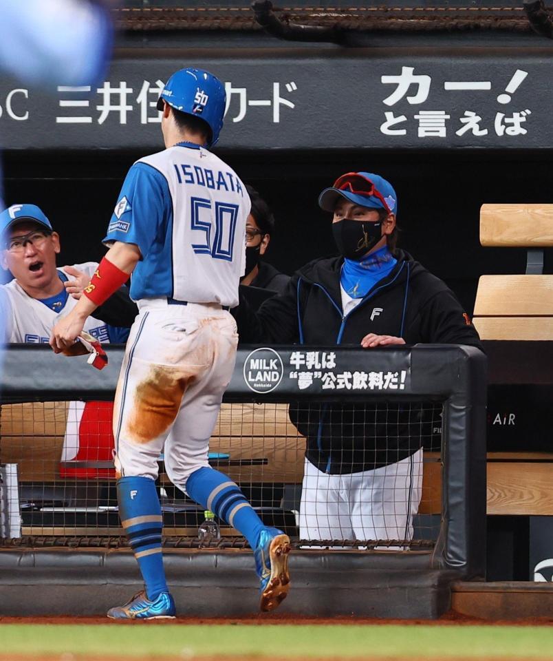 　８回、石井の適時三塁打で生還した五十幡（５０）を迎える新庄監督（右）＝撮影・中島達哉