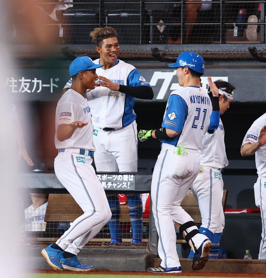 　６回、ソロを放った清宮幸（右から２人目）を迎える万波（左）ら日本ハムナイン（撮影・中島達哉）