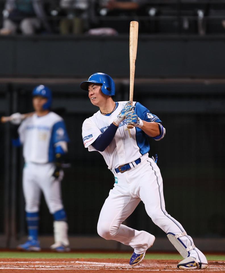 ２回１死一、二塁、先制となる左前適時打を放つ日本ハム・松本剛＝エスコンフィールド北海道（撮影・中島達哉）