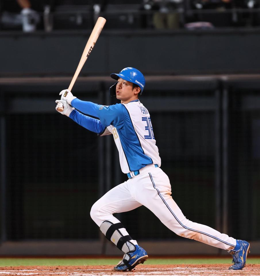 　８回、適時三塁打を放つ石井（撮影・中島達哉）