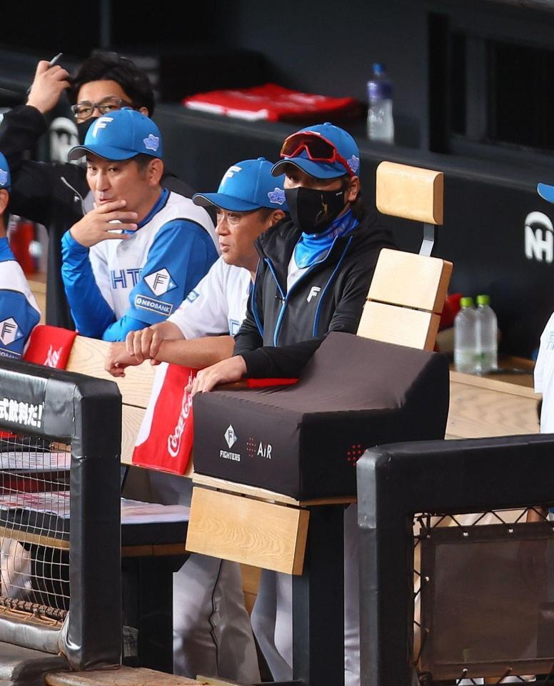 　１回、戦況を見つめる新庄監督（右）＝撮影・中島達哉