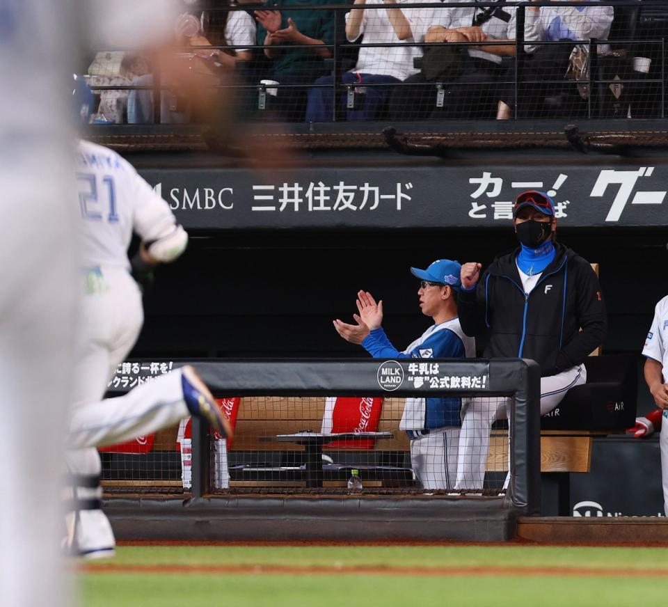 　６回、清宮幸（２１）がソロを放ち、拳を握る新庄監督（右）＝撮影・中島達哉