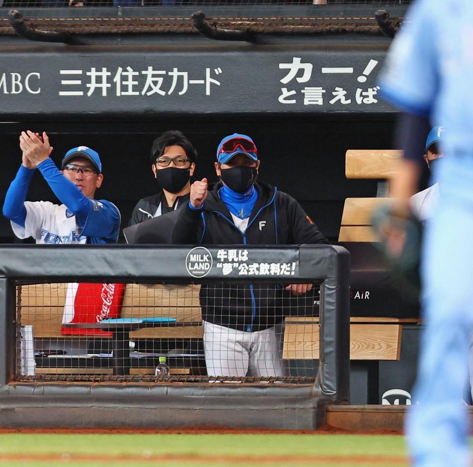 　８回、石井が適時三塁打を放ち、拳を握る新庄監督（右）＝撮影・中島達哉