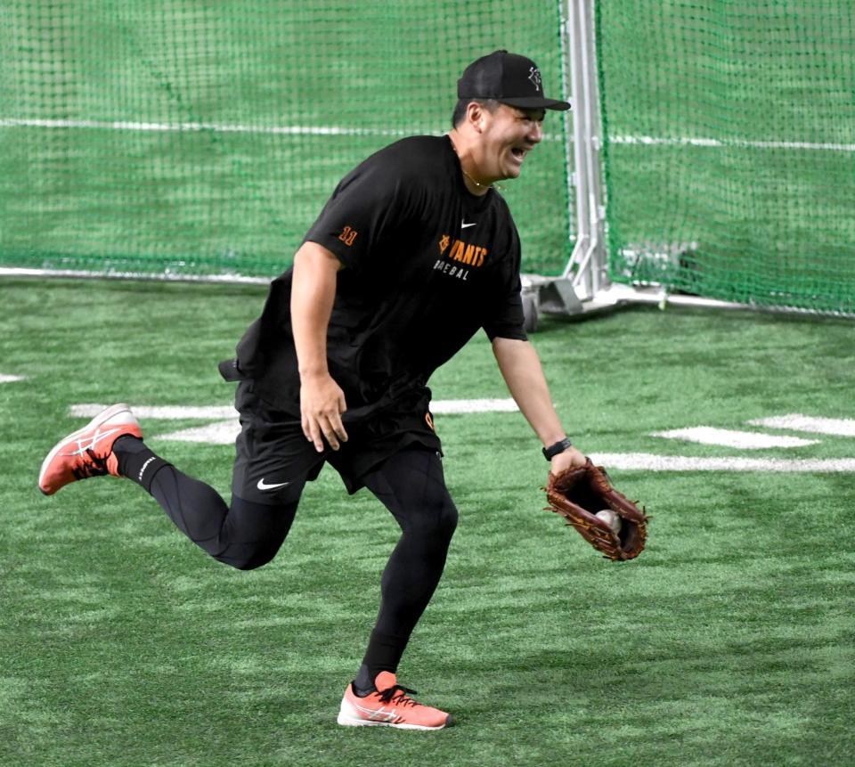 　ノックを受ける田中将（撮影・佐藤厚）