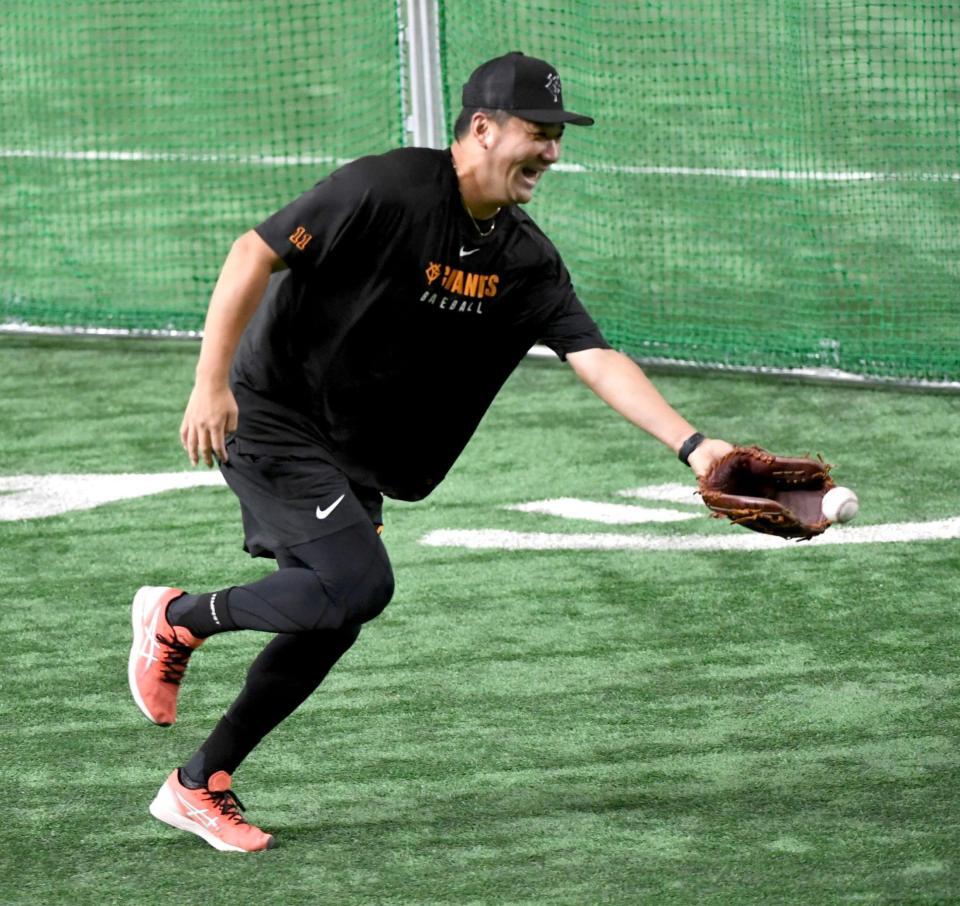 　ノックを受ける田中将（撮影・佐藤厚）