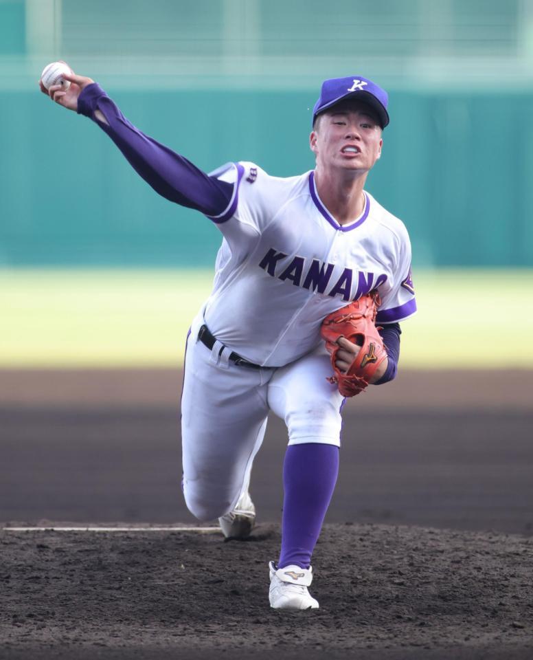 　５回から登板し、好投する吉田（撮影・坂部計介）