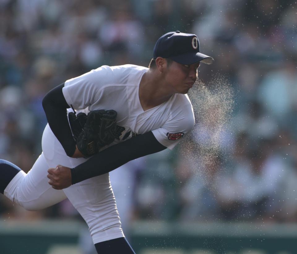 　汗を飛ばし力投する沖縄尚学・末吉（撮影・坂部計介）