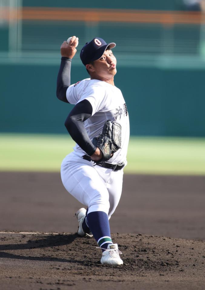 　先発で登板し、力投する沖縄尚学・末吉（撮影・坂部計介）