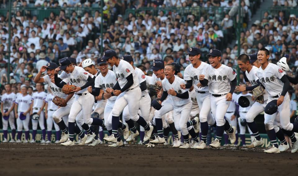 　初戦突破に大喜びで駆け出す沖縄尚学ナイン（撮影・坂部計介）