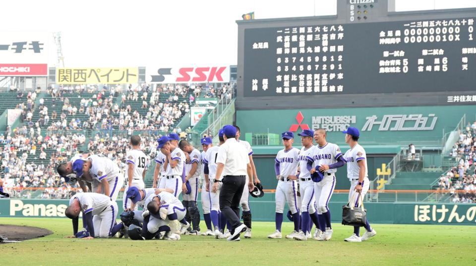 　初戦で敗退し、膝をつき泣き崩れる吉田（左端）ら金足農ナイン（撮影・金居みつよし）