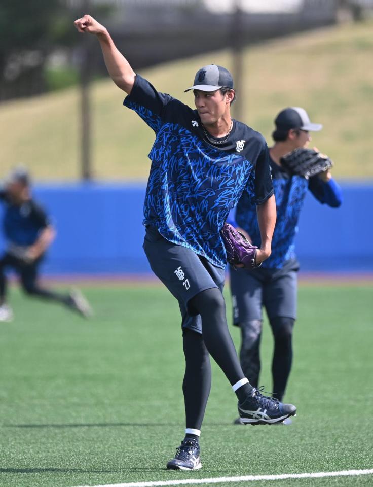 　試合前の練習でキャッチボールする藤浪（撮影・開出牧）