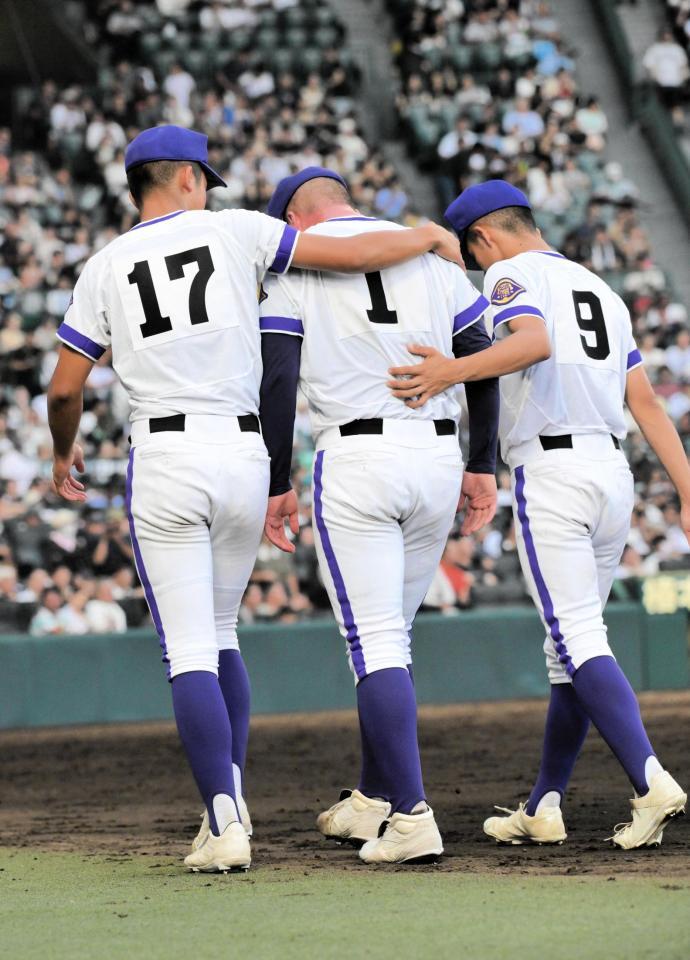 　初戦で敗退し肩を落とし引き上げる金足農・吉田（中央）＝撮影・金居みつよし