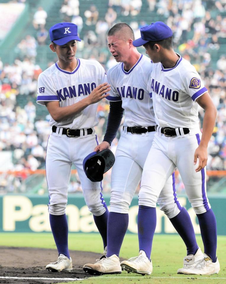 　初戦で敗退し悔し泣きする金足農・吉田（撮影・金居みつよし）