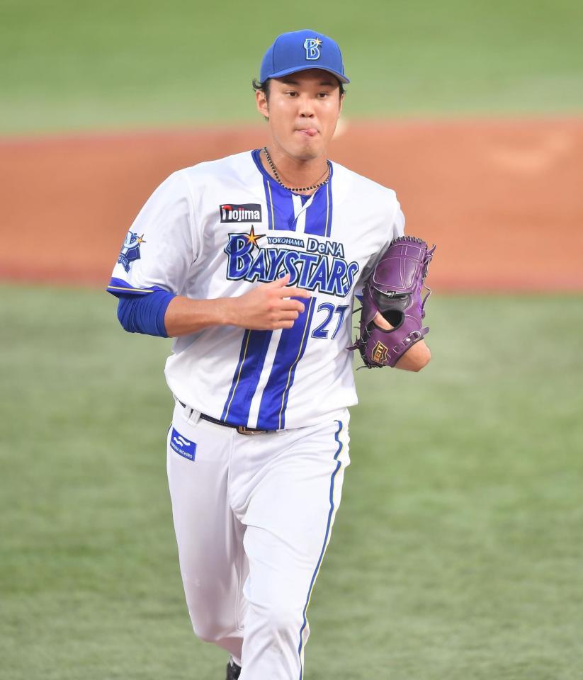 　１回、三塚に先制の中前適時打を打たれバックアップに走る藤浪（撮影・開出牧）