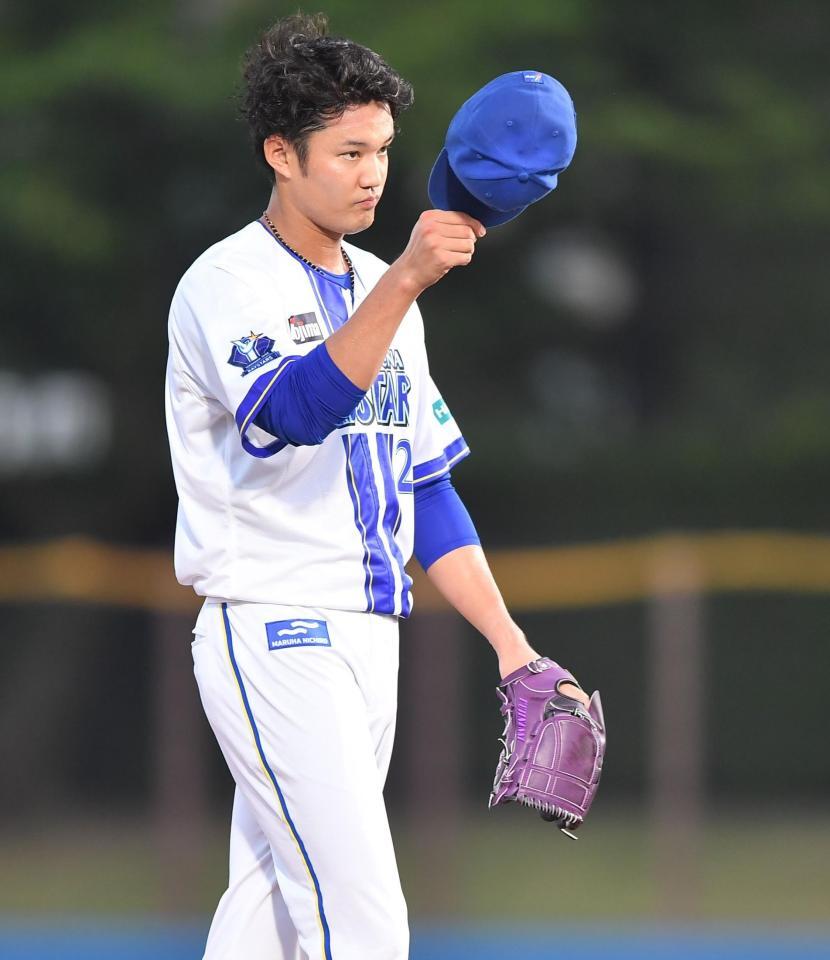 　２回、山瀬に死球を与え帽子を取る藤浪（撮影・開出牧）