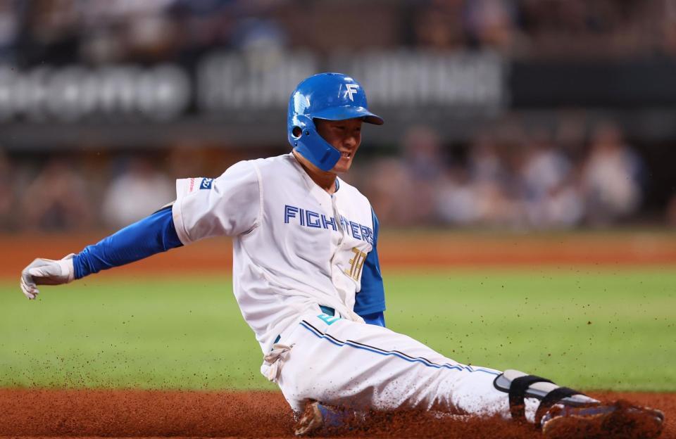 　８回、適時三塁打を放ち、三塁へすべり込む石井（撮影・中島達哉）