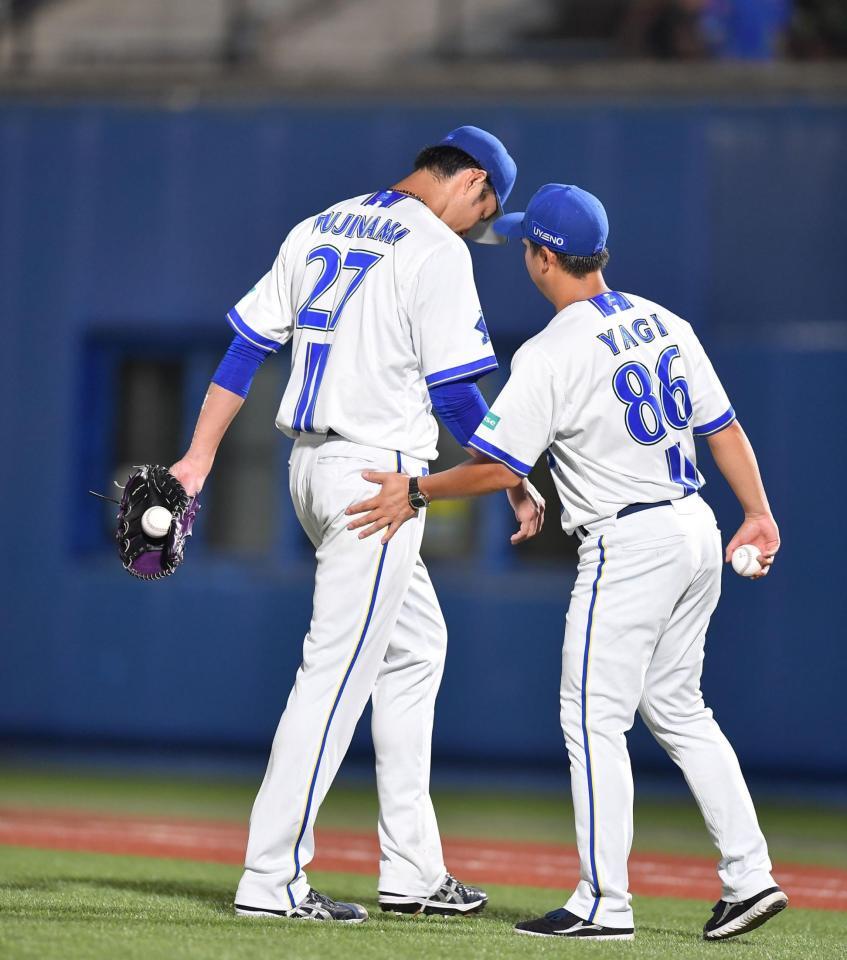 　４回、浦田に送りバントを決められ降板した藤浪（左）＝撮影・開出牧