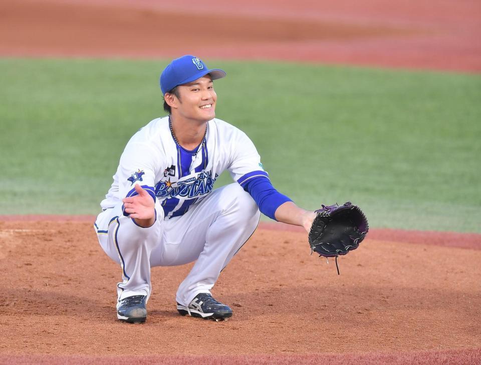 　１回、平行カウントから岡田に投じた９球目の変化球がボールとなりしゃがみ込んで苦笑いを浮かべる藤浪（撮影・開出牧）