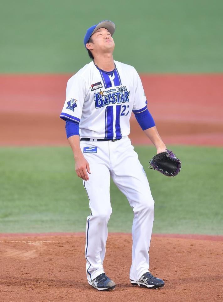 　１回、平行カウントから岡田に投じた９球目の変化球がボールとなり、天を仰ぐ藤浪（撮影・開出牧）