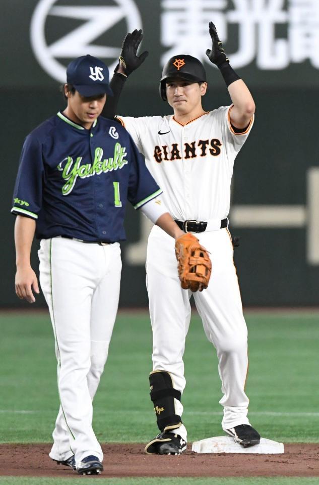 　３回泉口（右）は中前適時打を放ち、送球の間に二塁に進む（撮影・佐藤厚）