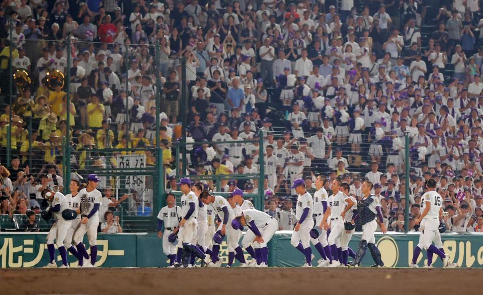 　鳴門に敗れ、肩を落とす天理ナイン