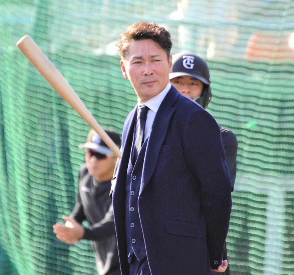 　テレビ解説でグラウンドに姿を見せた元木大介氏＝２４年４月