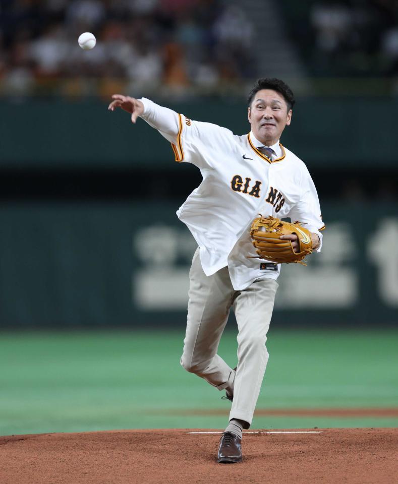 　ファーストピッチを務める元木大介氏＝２４年６月