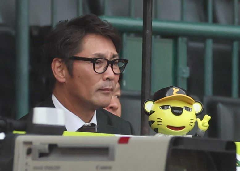 　解説席に座る元木大介氏＝２４年５月