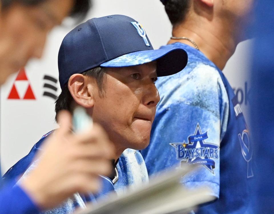 　９回、試合を見守る三浦監督