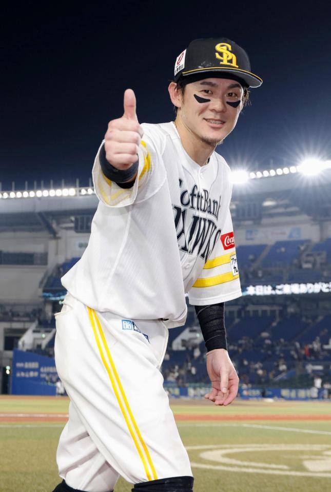 　ヒーローインタビューを終え、ポーズをとる牧原大