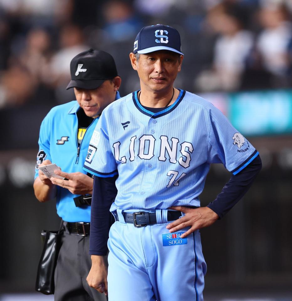 　８回、選手交代を告げる西口監督（撮影・中島達哉）