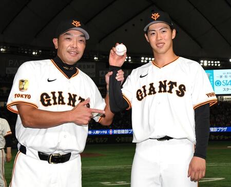　プロ初勝利を挙げ阿部監督（左）から祝福される森田（撮影・佐藤厚）