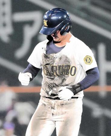 　７回、鳴門・稲山が二塁にヘッドスライディング。ユニホームが破れる