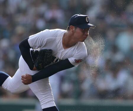 　汗を飛ばし力投する沖縄尚学・末吉（撮影・坂部計介）