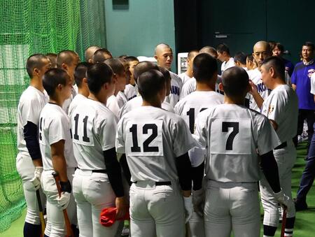 　ナインに声を掛ける横浜・村田浩明監督（右端）＝撮影・山口登