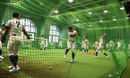 　室内練習場で打撃練習する高知中央ナイン（撮影・山口登）