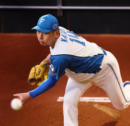 　ブルペンで投球する加藤貴（撮影・中島達哉）