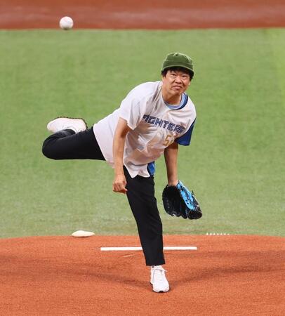 【写真】緑ニット帽で黒板五郎になりきり始球式　蛍原徹が厳しい内角攻め