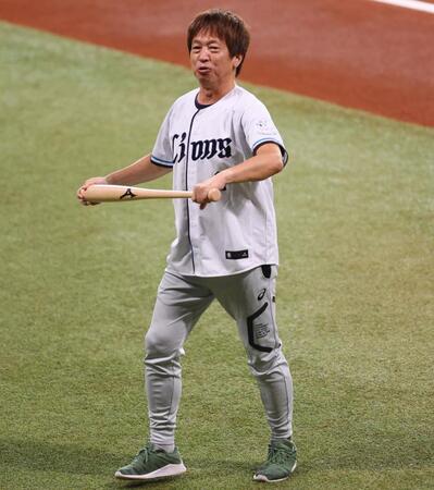 　ファーストピッチセレモニーに登場したちゃらんぽらん・冨好（撮影・中島達哉）