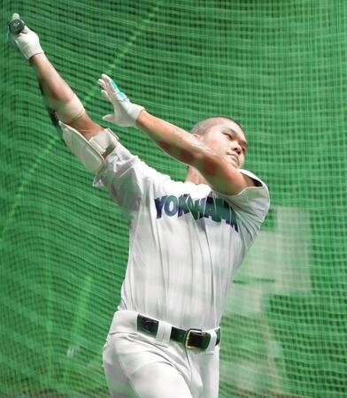 　練習で素振りをする横浜・阿部葉