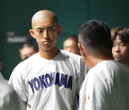 　練習で横浜・村田監督（右）の話を聞く織田